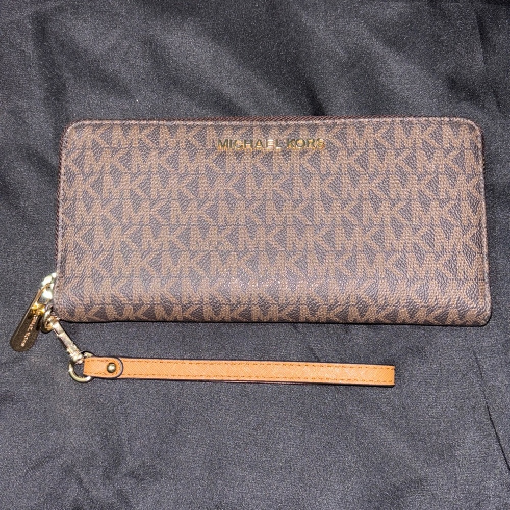 EUC Michael Kors LG TRVL Continental Wallet